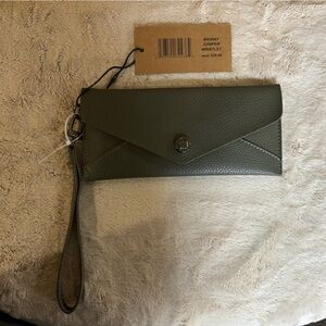 NWT STEVE MADDEN BKINNY JUNIPER WRISTLET - GREY/GREEN